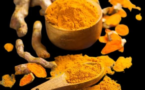 Turmeric plant/20 benefits of turmeric